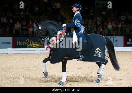 Melbourne, Australie. Nov 9, 2013. HEATH Ryan de l'Australie fait un tour d'honneur au cours de l'être l'Influence Equestrian Grand Final - CDI-W style libre. Salon Equitana Sydney est un jour quatre sports équestres salon avec des chevaux, des médaillés olympiques, des enseignants de renommée mondiale, Aussie cowboys, une élite equine programme de compétition, et des centaines d'exposants. © Tom Griffiths/ZUMA/ZUMAPRESS.com/Alamy fil Live News Banque D'Images