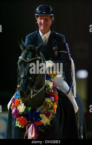 Melbourne, Australie. Nov 9, 2013. HEATH Ryan de l'Australie reconnaît les juges au cours de l'être l'Influence Equestrian Grand Final - CDI-W style libre. Salon Equitana Sydney est un jour quatre sports équestres salon avec des chevaux, des médaillés olympiques, des enseignants de renommée mondiale, Aussie cowboys, une élite equine programme de compétition, et des centaines d'exposants. © Tom Griffiths/ZUMA/ZUMAPRESS.com/Alamy fil Live News Banque D'Images