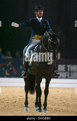 Melbourne, Australie. Nov 9, 2013. HEATH Ryan de l'Australie reconnaît les juges au cours de l'être l'Influence Equestrian Grand Final - CDI-W style libre. Salon Equitana Sydney est un jour quatre sports équestres salon avec des chevaux, des médaillés olympiques, des enseignants de renommée mondiale, Aussie cowboys, une élite equine programme de compétition, et des centaines d'exposants. © Tom Griffiths/ZUMA/ZUMAPRESS.com/Alamy fil Live News Banque D'Images