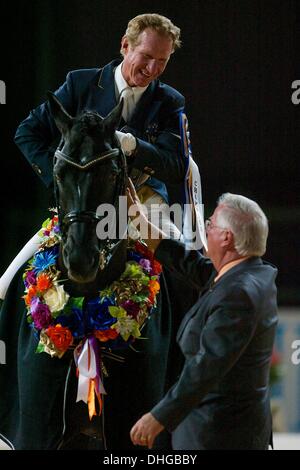 Melbourne, Australie. Nov 9, 2013. HEATH Ryan de l'Australie vainqueur de l'être l'Influence Equestrian Grand Final - CDI-W style libre. Salon Equitana Sydney est un jour quatre sports équestres salon avec des chevaux, des médaillés olympiques, des enseignants de renommée mondiale, Aussie cowboys, une élite equine programme de compétition, et des centaines d'exposants. © Tom Griffiths/ZUMA/ZUMAPRESS.com/Alamy fil Live News Banque D'Images