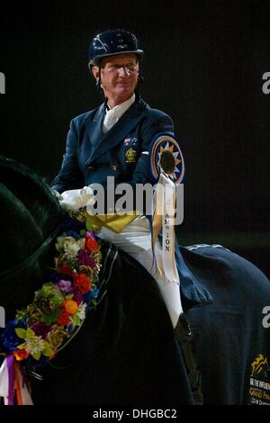 Melbourne, Australie. Nov 9, 2013. HEATH Ryan de l'Australie vainqueur de l'être l'Influence Equestrian Grand Final - CDI-W style libre. Salon Equitana Sydney est un jour quatre sports équestres salon avec des chevaux, des médaillés olympiques, des enseignants de renommée mondiale, Aussie cowboys, une élite equine programme de compétition, et des centaines d'exposants. © Tom Griffiths/ZUMA/ZUMAPRESS.com/Alamy fil Live News Banque D'Images