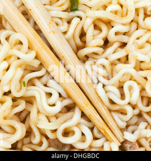 Manger de ramen instantané cuit par baguettes en bois close up Banque D'Images