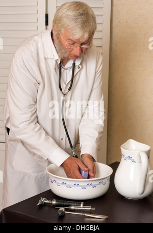 Médecin à l'ancienne laver les mains dans un bassin Banque D'Images