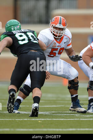 Denton, Texas, USA. Nov 9, 2013. 09 novembre 2013 : juge de ligne offensive mineurs UTEP Pèse Paulo Melendez (59) en action au cours de la NCAA football match entre l'UTEP Pèse des mineurs et la North Texas Mean Green chez Apogee Stadium à College Station, Texas. UNT gagne contre UTEP Pèse, 41-7. © csm/Alamy Live News Banque D'Images