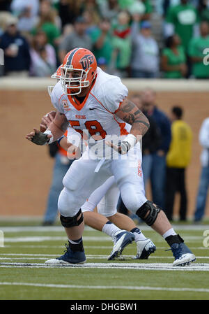 Denton, Texas, USA. Nov 9, 2013. 09 novembre 2013 : juge de ligne offensive mineurs UTEP Pèse Brander Craighead (58) en action au cours de la NCAA football match entre l'UTEP Pèse des mineurs et la North Texas Mean Green chez Apogee Stadium à College Station, Texas. UNT gagne contre UTEP Pèse, 41-7. © csm/Alamy Live News Banque D'Images