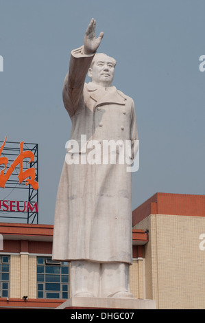 Statue de Mao Tse-Tung (Mao Zedong) domine Tianfu Square dans le centre-ville de Chengdu, Sichuan, Chine Banque D'Images