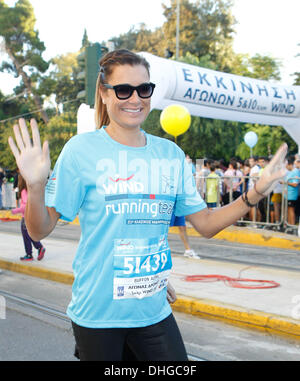 Athènes, Grèce. 10 nov., 2013. ALENA SEREDOVA BUFFON a couru dans le marathon classique d'Athènes comme un SOS Villages d'enfants. Aristidis Crédit : Vafeiadakis ZUMAPRESS.com/Alamy/Live News Banque D'Images