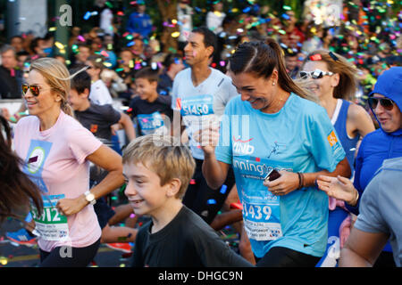 Athènes, Grèce. 10 nov., 2013. ALENA SEREDOVA BUFFON a couru dans le marathon classique d'Athènes comme un SOS Villages d'enfants. Aristidis Crédit : Vafeiadakis ZUMAPRESS.com/Alamy/Live News Banque D'Images