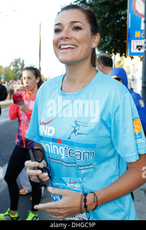 Athènes, Grèce. 10 nov., 2013. ALENA SEREDOVA BUFFON a couru dans le marathon classique d'Athènes comme un SOS Villages d'enfants. Aristidis Crédit : Vafeiadakis ZUMAPRESS.com/Alamy/Live News Banque D'Images