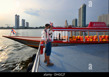 Bateau navette à Asiatique pier, Fleuve Chao Phraya, Bangkok Banque D'Images