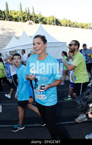 Athènes, Grèce. 10 nov., 2013. ALENA SEREDOVA BUFFON a couru dans le marathon classique d'Athènes comme un SOS Villages d'enfants. Aristidis Crédit : Vafeiadakis ZUMAPRESS.com/Alamy/Live News Banque D'Images