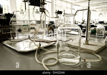 La recherche en biologie biomedical science laboratory experiment réglé pour enregistrer l'électrophorèse et l'activité des cellules musculaires dans une citerne Banque D'Images