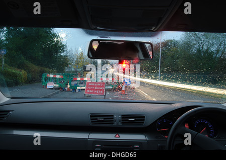 Voir à travers le pare-brise d'une voiture en mouvement avec le flou et différentes sections de l'autoroute avec les travaux routiers Voitures Camions Banque D'Images