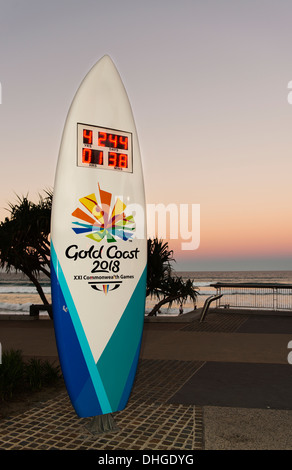 Signe en forme de planche de surf avec horloge de compte à rebours à Gold Coast, l'hôte de la 2018 Jeux du Commonwealth au crépuscule. Banque D'Images