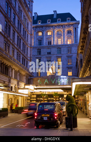 Savoy Hôtel à la nuit tombée le crépuscule Strand London England UK Banque D'Images