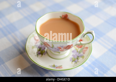 Une tasse de thé sur une nappe à carreaux. Banque D'Images