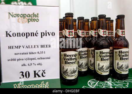 République tchèque Prague, 4e International Cannafest, chanvre Chanvre bière à partir de la boîte de vallée brasserie Nova Paka, République Tchèque Banque D'Images