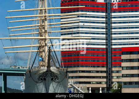 Bâtiment de rouge à lèvres et les navires. Port de Gothenburg. La Suède Banque D'Images