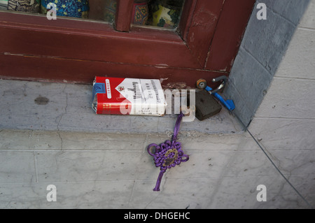 Les cigarettes et un cadenas sur un rebord de fenêtre Banque D'Images