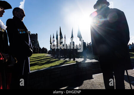 Pays de Galles Aberystwyth UK, dimanche 10 novembre 2013. Des centaines de personnes se sont rassemblées sur la pointe au château d'Aberystwyth pour assister à la cérémonie annuelle du Souvenir le dimanche. Des représentants des forces armées et de nombreux groupes locaux mis à pavot rouge des couronnes à la base du monument commémoratif de guerre emblématique de la ville qui fait face à la mer. Crédit Photo © Keith morris : Keith morris/Alamy Live News Banque D'Images