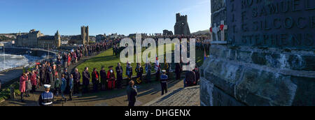 Pays de Galles Aberystwyth UK, Dimanche 10 Novembre 2013 Des centaines de personnes se sont rassemblées sur la pointe au château d'Aberystwyth pour assister à la cérémonie annuelle du Souvenir le dimanche. Des représentants des forces armées et de nombreux groupes locaux mis à pavot rouge des couronnes à la base du monument commémoratif de guerre emblématique de la ville qui fait face à la mer. Crédit Photo © Keith morris : Keith morris/Alamy Live News Banque D'Images