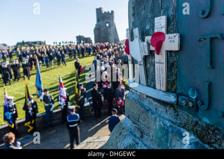 Pays de Galles Aberystwyth UK, dimanche 10 novembre 2013. Des centaines de personnes se sont rassemblées sur la pointe au château d'Aberystwyth pour assister à la cérémonie annuelle du Souvenir le dimanche. Des représentants des forces armées et de nombreux groupes locaux mis à pavot rouge des couronnes à la base du monument commémoratif de guerre emblématique de la ville qui fait face à la mer. Crédit Photo © Keith morris : Keith morris/Alamy Live News Banque D'Images