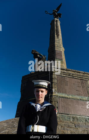 Pays de Galles Aberystwyth UK, dimanche 10 novembre 2013 une famille de cadets de la jeune fille se tient sous le monument aux morts à Aberystwyth, sur Dimanche du souvenir 2013. Des centaines de personnes se sont rassemblées sur la pointe au château d'Aberystwyth pour assister à la cérémonie annuelle. Des représentants des forces armées et de nombreux groupes locaux mis à pavot rouge des couronnes à la base du monument commémoratif de guerre emblématique de la ville qui fait face à la mer. Crédit Photo © Keith morris : Keith morris/Alamy Live News Banque D'Images