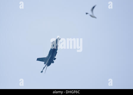 Le F-16C au cours d'une grande manœuvre G au cours de l'Airshow sur Thessalonique. En raison de la célébration annuelle de l'Hellenic Air Force tous les mois de novembre, un F-16 Block 52 + appartenant à l'équipe 'Zeus' acrobat fait un spectacle aérien à Thessalonique, station balnéaire. Le but de la démonstration est les gens se rapprocher avec l'Armée de l'air Banque D'Images