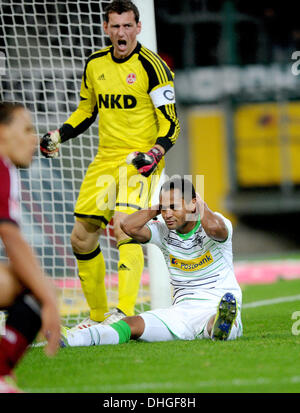 Moenchengladbach, Allemagne. Nov 9, 2013. Raffael de Moenchengladbach (R) se trouve déçu sur le terrain après avoir raté une chance de marquer un but comme le gardien Raphael Schaefer (L) cheers au cours de la Bundesliga match de foot entre Borussia Moenchengladbach et 1er FC Nuernberg à Moenchengladbach, Allemagne, 9 novembre 2013. Photo : Jonas Guettler/dpa/Alamy Live News Banque D'Images