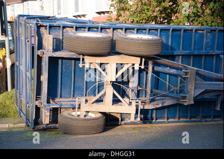 Remorque tracteur agricole accident renversé Banque D'Images