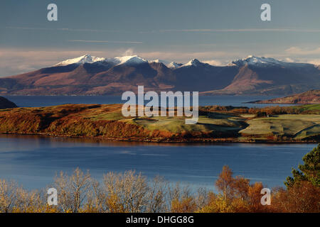 Haylie Brae, North Ayrshire, Écosse, Royaume-Uni, dimanche 10 novembre 2013. Tôt le matin automne soleil sur les montagnes enneigées sur l'île d'Arran sur le Firth de Clyde avec l'île de Great Cumbrae en premier plan. Banque D'Images