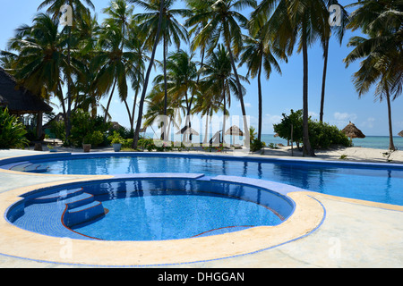 Piscine à côté de la plage, l'hôtel Fasano Beach, l'Océan Indien, Zanzibar, Tanzanie, Afrique de l'Est Banque D'Images