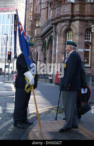 Chat aux anciens combattants de l'avant de la parade du Souvenir à Manchester UK, Dimanche 10 Novembre 2013 Banque D'Images