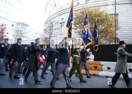 Les anciens combattants de la guerre de mars du cénotaphe de Manchester UK en souvenir de ceux qui sont morts au cours des guerres et conflits. Dimanche 10 Novembre 2013 Banque D'Images