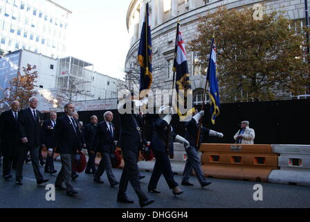 Les anciens combattants de la guerre de mars du cénotaphe de Manchester UK en souvenir de ceux qui sont morts au cours des guerres et conflits. Dimanche 10 Novembre 2013 Banque D'Images