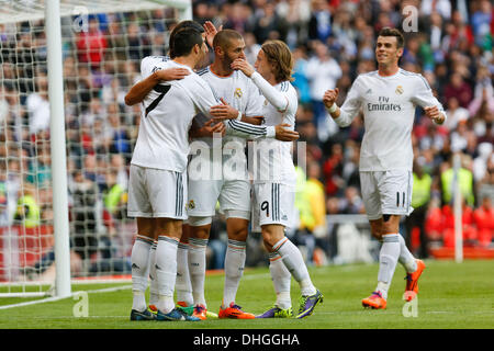 Madrid, Espagne. Nov 9, 2013. Benzema célèbre après avoir marqué lors d'un match de football de la Liga espagnole entre le Real Madrid et Real Sociedad au Santiago Bernabeu à Madrid, Espagne, le 9 novembre 2013.Photo : Rodrigo Garcia/NurPhoto NurPhoto © Rodrigo Garcia//ZUMAPRESS.com/Alamy Live News Banque D'Images