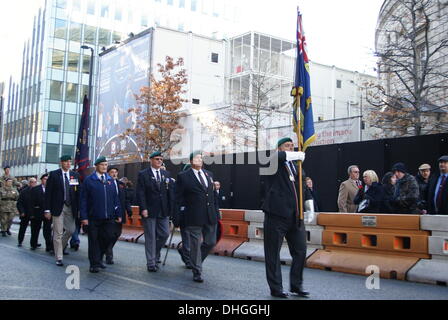 Les anciens combattants de la guerre de mars du cénotaphe de Manchester UK en souvenir de ceux qui sont morts au cours des guerres et conflits. Dimanche 10 Novembre 2013 Banque D'Images