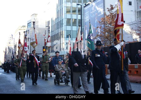 Les anciens combattants de la guerre de mars du cénotaphe de Manchester UK en souvenir de ceux qui sont morts au cours des guerres et conflits. Dimanche 10 Novembre 2013 Banque D'Images