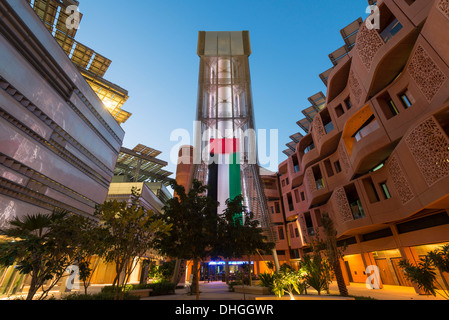 La tour de refroidissement du vent fournir d'accès à la cour à l'Institut de la science et de la technologie à Masdar City Abu Dhabi Emirats Arabes Unis Banque D'Images