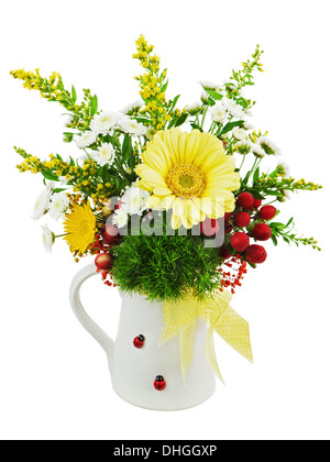 Bouquet coloré de gerberas en vase isolé sur fond blanc. Libre. Banque D'Images