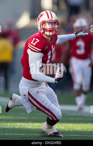 Madison, Wisconsin, USA. Nov 9, 2013. 9 novembre 2013 : Wisconsin Badgers coffre Tanner McEvoy # 17 intercepte une passe de BYU durant la NCAA Football match entre les BYU Cougars et le Wisconsin Badgers au Camp Randall Stadium à Madison, WI. Le Wisconsin a défait BYU POIGNÉÉS 27 17/32 po. John Fisher/CSM/Alamy Live News Banque D'Images