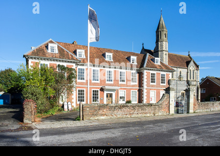 Sarum Theological College dans la cathédrale de Salisbury Fermer UK avec ciel bleu au-dessus Banque D'Images