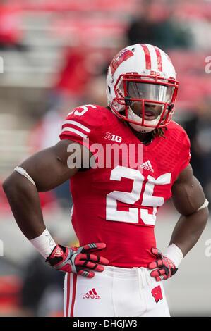 Madison, Wisconsin, USA. Nov 9, 2013. 9 novembre 2013 : Wisconsin Badgers Gordon Melvin running back # 25 avant de la NCAA Football match entre les BYU Cougars et le Wisconsin Badgers au Camp Randall Stadium à Madison, WI. Le Wisconsin a défait BYU POIGNÉÉS 27 17/32 po. John Fisher/CSM/Alamy Live News Banque D'Images