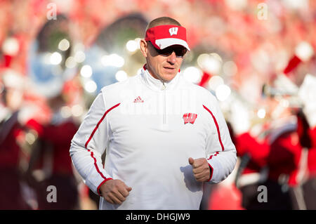 Madison, Wisconsin, USA. Nov 9, 2013. 9 novembre 2013 : l'entraîneur-chef Gary Andersen s'exécute sur le terrain avant le début de la NCAA Football match entre les BYU Cougars et le Wisconsin Badgers au Camp Randall Stadium à Madison, WI. Le Wisconsin a défait BYU POIGNÉÉS 27 17/32 po. John Fisher/CSM/Alamy Live News Banque D'Images