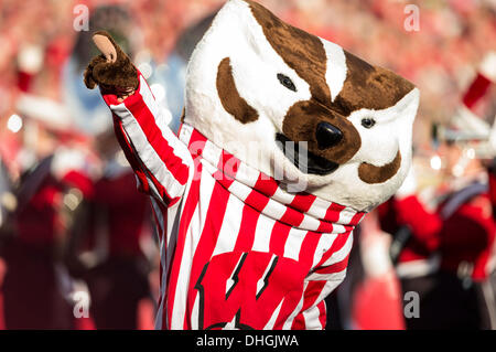 Madison, Wisconsin, USA. Nov 9, 2013. 9 novembre 2013 : blaireau Bucky s'exécute sur le terrain avant le début de la NCAA Football match entre les BYU Cougars et le Wisconsin Badgers au Camp Randall Stadium à Madison, WI. Le Wisconsin a défait BYU POIGNÉÉS 27 17/32 po. John Fisher/CSM/Alamy Live News Banque D'Images