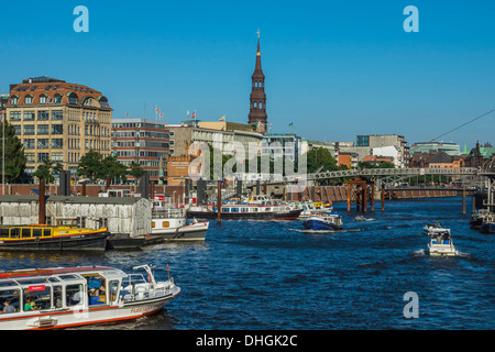 Port intérieur avec skyline à Hambourg, Allemagne Banque D'Images