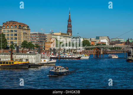 Port intérieur avec skyline à Hambourg, Allemagne Banque D'Images