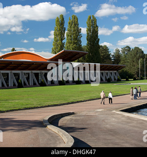 Le 'Palais de Vichy du lac' : une salle polyvalente typique des années 60 (France). A Vichy, la salle du Palais du Lac. Banque D'Images