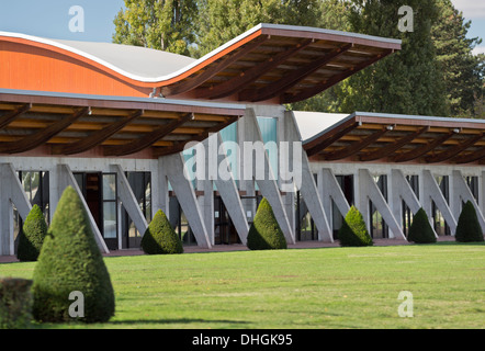 Le 'Palais de Vichy du lac' : une salle polyvalente typique des années 60 (France). A Vichy, la salle du Palais du Lac. Banque D'Images