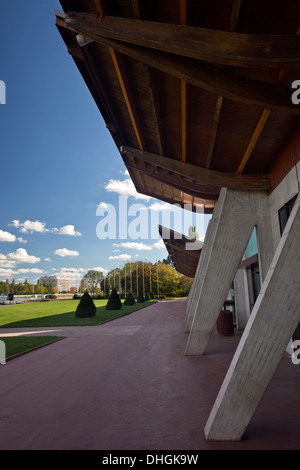 Le 'Palais de Vichy du lac' : une salle polyvalente typique des années 60 (France). A Vichy, la salle du Palais du Lac. Banque D'Images